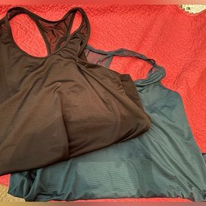 Women’s Old Navy workout tanks (2)
